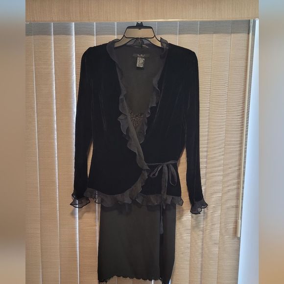 Ellen Tracy Dresses & Skirts - EC/ Ellen Tracy Elegant Black Dress (only)
